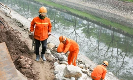 Hệ thống cống ngầm gom nước thải 'giải cứu' sông Tô Lịch được lắp đặt ra sao?