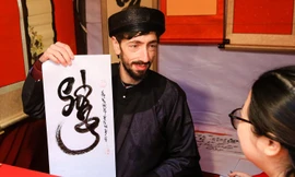 Lạ lẫm hình ảnh ông đồ ngoại quốc cho chữ tại Văn Miếu - Quốc Tử Giám