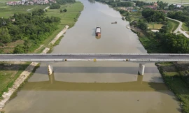 Kỳ lạ người dân vẫn phải qua sông bằng đò dù cầu trăm tỷ đã xong hơn 2 năm