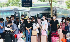 Bến xe Hà Nội nườm nượp người trước ngày nghỉ lễ 