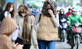 Hà Nội tắc đường, người lao động gồng mình mưu sinh trong mưa rét 13 độ C