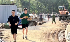 Người Hà Nội tập thể dục trong công trường xây dựng công viên