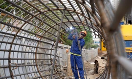 Nhìn gần công nhân thi công cầu vượt hình chữ C trị giá 150 tỷ đồng đầu tiên ở Hà Nội