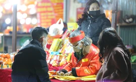 Người dân đi lễ Phủ Tây Hồ vái vọng trong tiết trời giá rét