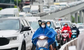 Cửa ngõ Thủ đô ùn tắc kéo dài, người dân đội mưa, chật vật rời Hà Nội ngày đầu kỳ nghỉ lễ