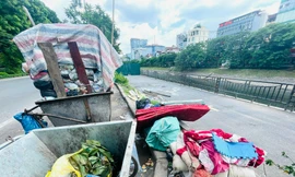 Đường đi bộ ven sông Tô Lịch thành nơi đổ rác, bán trà đá