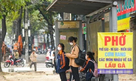 Cận cảnh hàng loạt nhà chờ xe buýt bị chiếm dụng thành hàng quán kinh doanh, rác thải bủa vây