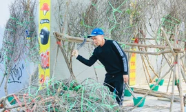 Chiều 30 Tết, cây cảnh bán ế ẩm, tiểu thương thẳng tay chặt bỏ không bán rẻ