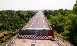 Kỳ lạ cây cầu trăm tỷ xây xong 3 năm để... 'làm cảnh'