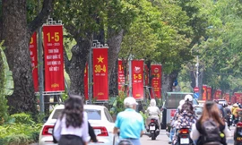 Đường phố Thủ đô rực rỡ cờ hoa chào mừng ngày lễ giải phóng miền Nam 30/4