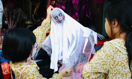 Phố Hàng Mã tràn ngập đồ chơi kinh dị trước ngày lễ Halloween