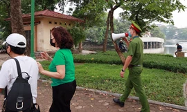 Hà Nội lập chốt ngăn người dân 'vượt rào' tập thể dục ở công viên, vườn hoa 