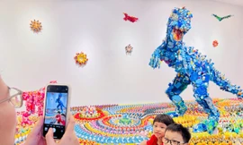 Trẻ em thích thú với 'khủng long khổng lồ' từ rác thải nhựa