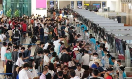 'Biển người' làm thủ tục tại sân bay Nội Bài trong ngày đầu nghỉ lễ 2/9