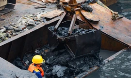 Ngâm mình dưới nước đen, nạo vét bùn sông Tô Lịch