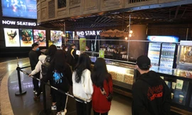 Giới trẻ tấp nập đi xem phim bom tấn trong ngày đầu rạp mở cửa trở lại