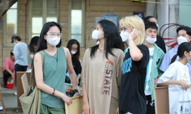 Thí sinh ‘đội mưa’, vác bảng vẽ to bằng người đi thi môn năng khiếu trường Kiến trúc