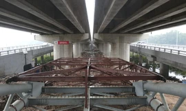 Nhìn gần công trình thi công cầu vòm sắt vượt hồ đầu tiên của Thủ đô