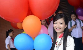 Cô giáo 9X trường Ams xinh tươi trong lễ khai giảng