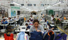 Một công nhân đang kiểm tra lại các mấu áo chống đạn ở nhà máy của ông Miguel Caballero