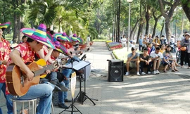 Ban nhạc Babylon say sưa chơi nhạc tại công viên Gia Định. Ảnh: Gia Huy