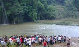 Đông đảo người dân đến theo dõi công cuộc tìm kiếm thi thể bốn nạn nhân bị đuối nước ở suối Mưa Rơi. Ảnh: CTV