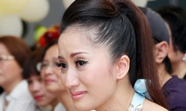 Khánh Thi rơi nước mắt trong ngày sinh nhật