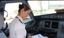 Bí mật nữ phi công xinh như Hoa hậu, thích cưỡi ngựa, giỏi may vá