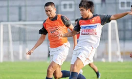 Hoàng Danh Ngọc (phải) bị cấm thi đấu 18 tháng