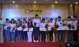 Các thủ khoa năm 2012 nhận học bổng