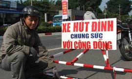 Hiệp sĩ giao thông kéo xe hút đinh từ Sài Gòn ra Hà Nội