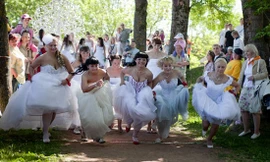 Cô dâu thi chạy marathon