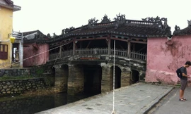 Ảnh từ CNN: Căng dây bảo vệ Cầu Chùa ở Hội An