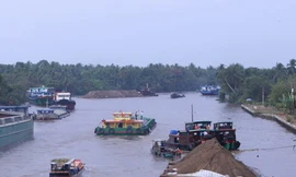 Chìm sà lan chở cát trên kênh Chợ Gạo