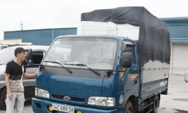 Lô hàng hơn 2 tấn bạch tuộc đã chảy nước, bốc mùi hôi thối vẫn đang được lưu giữ tại bãi xe. Ảnh: Viết Thắng - Tuổi trẻ