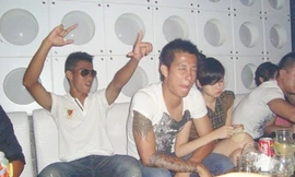 Sỹ Mạnh (giữa) là công tử chính hiệu đi đá bóng