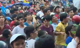 Hàng trăm người giành giật đồ cúng trên đường phố Sài Gòn