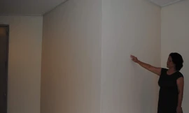 Bà Bùi Thị Bảo Quyên chỉ vào hộp kỹ thuật nằm ngoài hành lang chung cư mà bà phải trả tiền mua vô lí. 