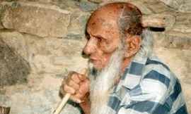 Cụ già mọc sừng sau những giấc mơ