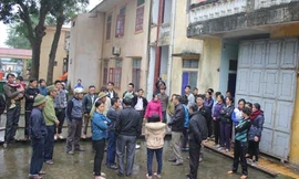 Sáng 9/3, hàng chục người nhà sản phụ Vân bao vây bệnh viện. Ảnh: Hải Bình/ VnExpress