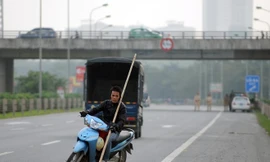 Người vi phạm liều lĩnh quay đầu ngay trong làn ôtô và chạy ngược chiều về phía đường gom vào cao tốc để trốn tránh lực lượng Cảnh sát giao thông. Ảnh: Hoàng Anh/ Zing
