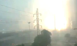 Cột điện phát nổ như bom trong mưa giông ở Hà Nội