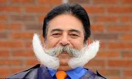 Người đàn ông dành 39 năm để nuôi một bộ ria