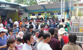 Khu vui chơi Sài Gòn quá tải người dân đi chơi lễ 30/4