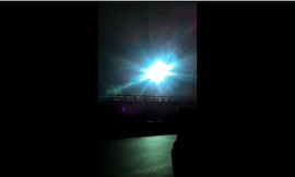 Clip cột điện phát nổ như pháo hoa sáng rực trời