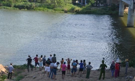 Lực lượng chức năng đang tiến hành vớt thi thể.