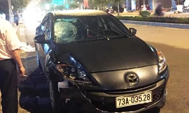 Ôtô hư hỏng sau va chạm với thầy giáo đi cùng chiều. Ảnh: Nhật Lệ/ VnExpress