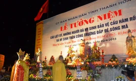 Lễ cầu siêu tại Nghĩa trang liệt sĩ Hàm Rồng. Ảnh: Hoàng Lam