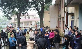 Rất đông người nhà sản phụ tập trung tại bệnh viện để yêu cầu làm rõ vụ việc.