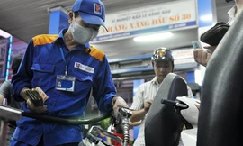 Xăng tăng 1.950 đồng/lít